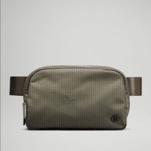 BBWT Lululemon Belt Bag in Carob Black